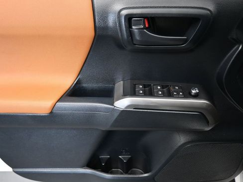 Used 2017 Toyota Tacoma SR5 image 10