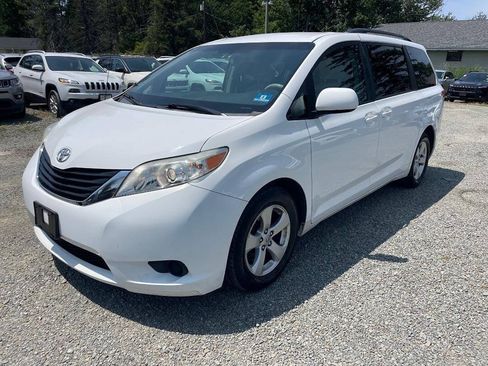 Used 2014 Toyota Sienna LE FWD image 1