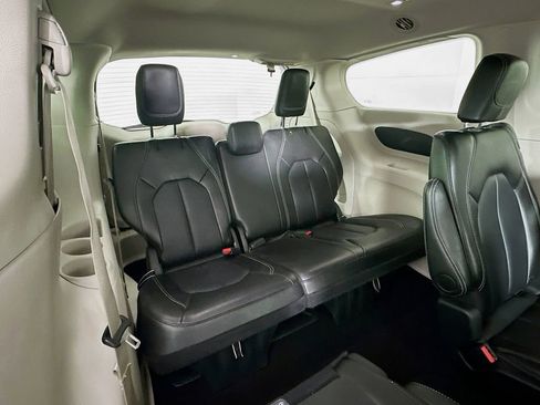 Certified 2024 Chrysler Pacifica Touring-L image 34