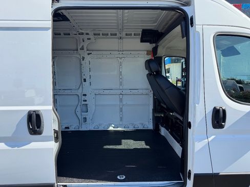 Used 2025 RAM ProMaster 2500 w/ Convenience Group FWD image 9