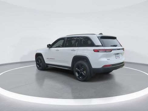 Used 2023 Jeep Grand Cherokee Altitude AWD/4WD image 6