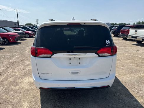 Used 2018 Chrysler Pacifica Touring-L w/ Tire & Wheel Group FWD image 13
