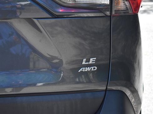 Used 2021 Toyota RAV4 LE AWD/4WD image 17