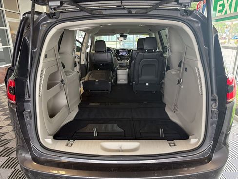 Used 2023 Chrysler Pacifica Touring-L FWD image 11