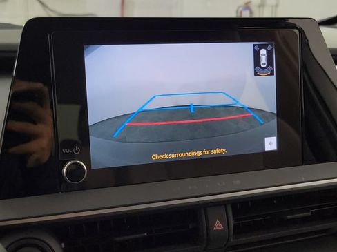 Used 2026 Toyota Prius LE FWD image 18