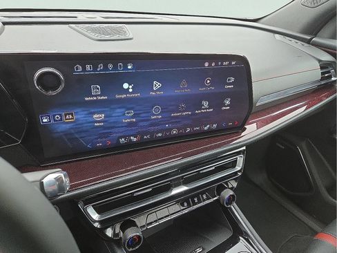 Used 2024 Chevrolet Traverse RS image 17