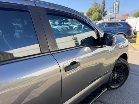 Used 2019 Nissan Titan SV w/ SV Convenience Package AWD/4WD image 12