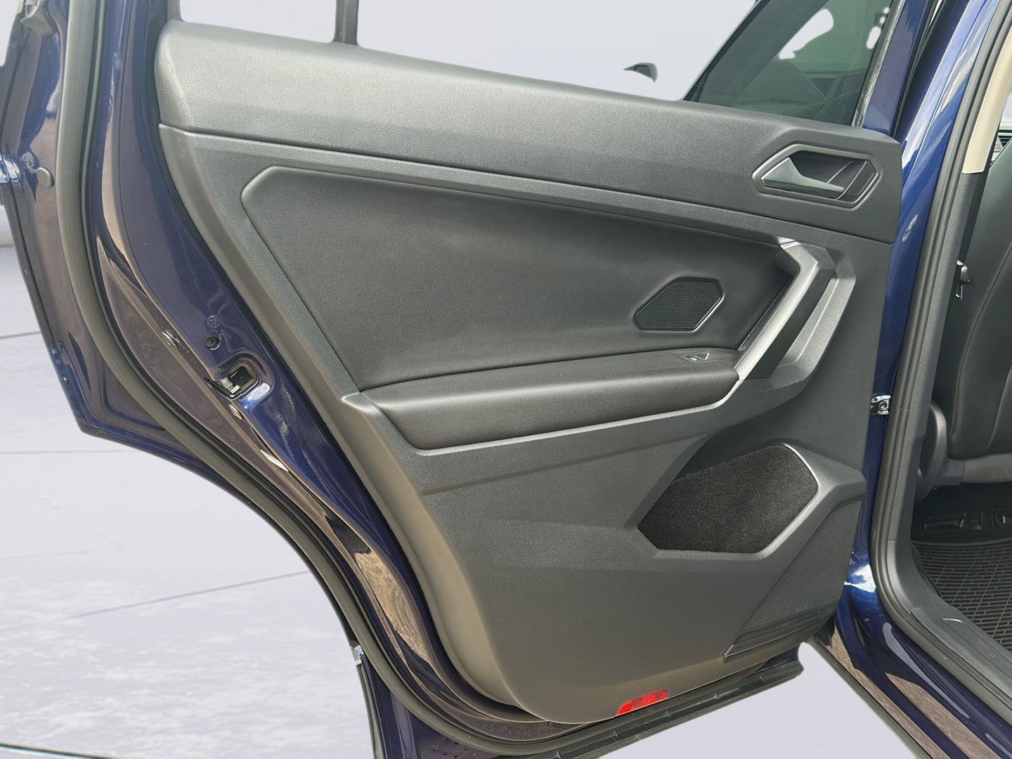 Used 2021 Volkswagen Tiguan SE w/ Panoramic Sunroof Package FWD image 21