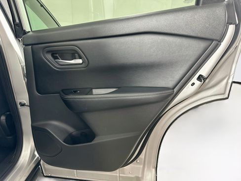 Used 2025 Nissan Rogue SV FWD image 29