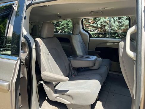 Used 2017 Chrysler Pacifica Touring FWD image 40