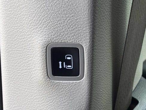 Used 2023 Chrysler Voyager LX FWD image 18