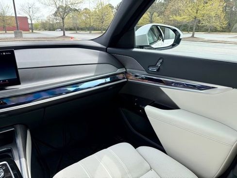 Used 2025 BMW 740i w/ Premium Package image 26