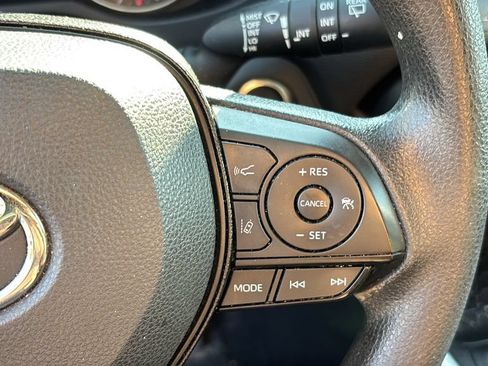 Used 2021 Toyota RAV4 XLE AWD/4WD image 19