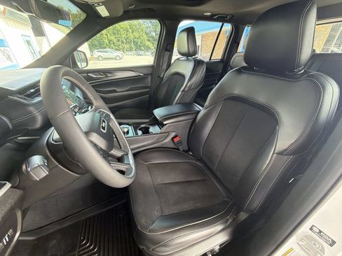 Used 2025 Jeep Grand Cherokee Altitude AWD/4WD image 20