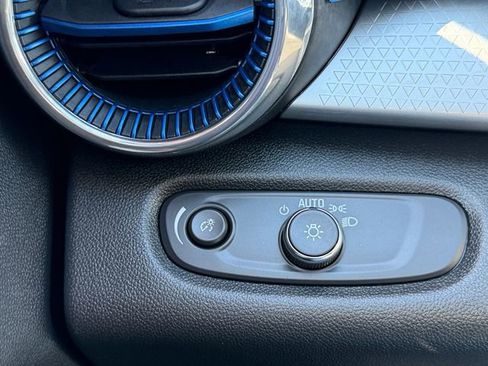 Used 2025 Chevrolet Trax LT w/ LT Convenience Package image 17