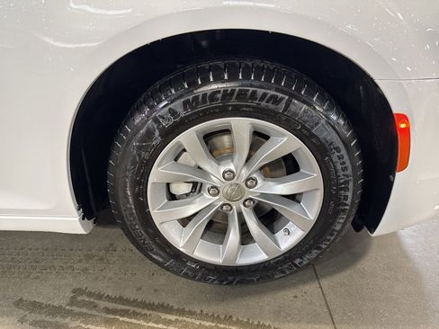 Certified 2023 Chrysler 300 Touring image 10