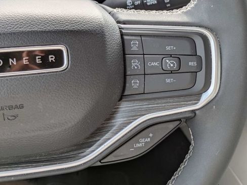 Used 2023 Jeep Wagoneer Series III w/ Premium Group I AWD/4WD image 27
