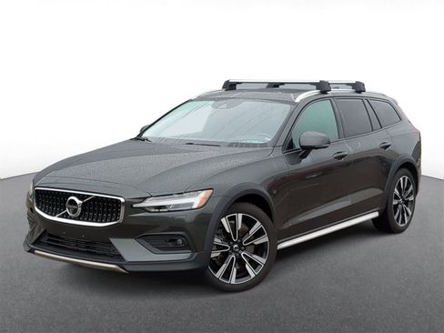 Used 2020 Volvo V60 T5 Cross Country image 1