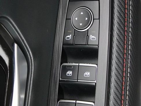 Used 2025 Nissan Kicks SR image 8