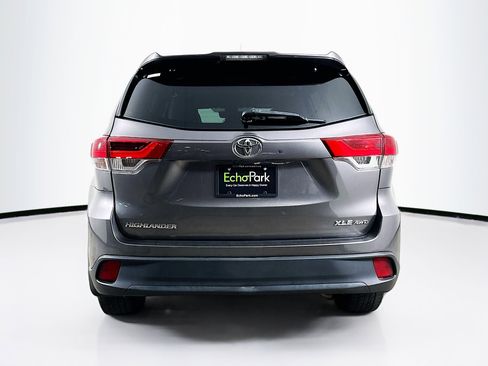 Used 2018 Toyota Highlander XLE w/ Carpet Mat Package (TMS) AWD/4WD image 7