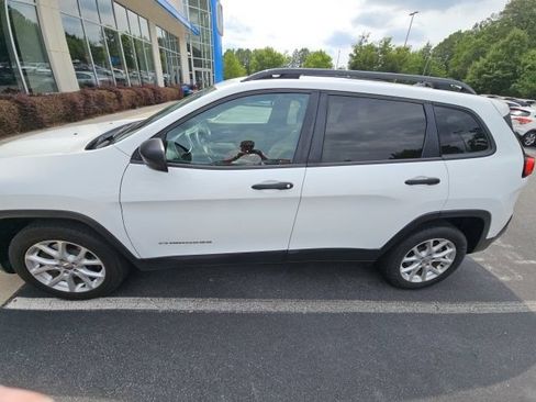 Used 2017 Jeep Cherokee Sport FWD image 2