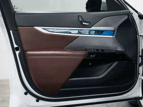 Used 2023 BMW 760i xDrive image 11