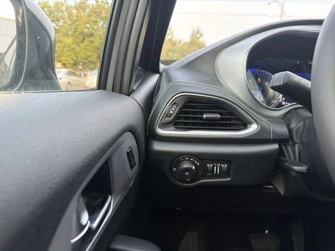 Used 2025 Chrysler Pacifica Limited FWD image 12