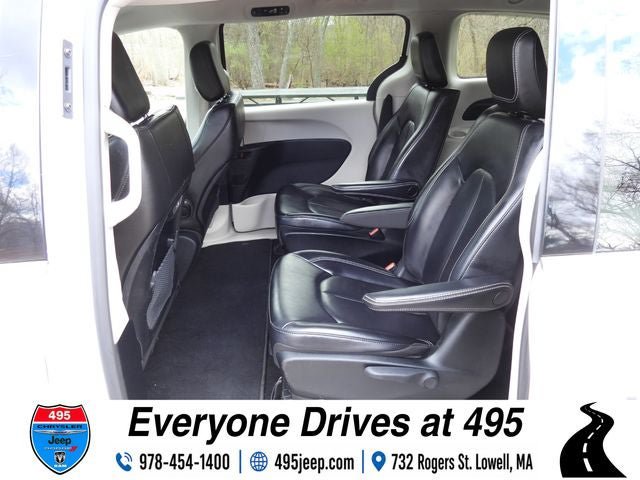Used 2023 Chrysler Pacifica Touring-L FWD image 16