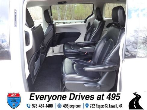 Used 2023 Chrysler Pacifica Touring-L FWD image 16