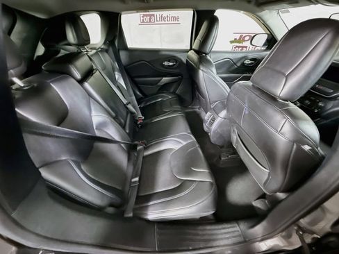 Used 2019 Jeep Cherokee Latitude Plus w/ Comfort/Convenience Group AWD/4WD image 29
