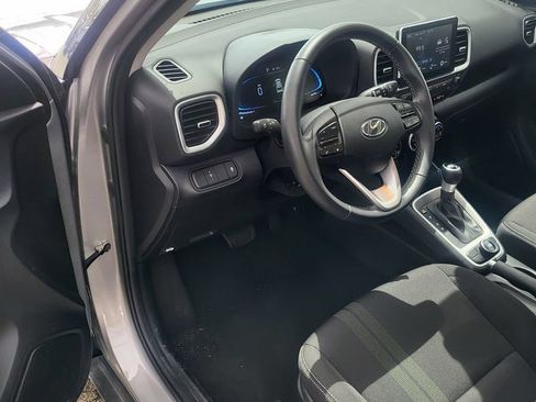 Used 2025 Hyundai Venue SEL FWD image 2