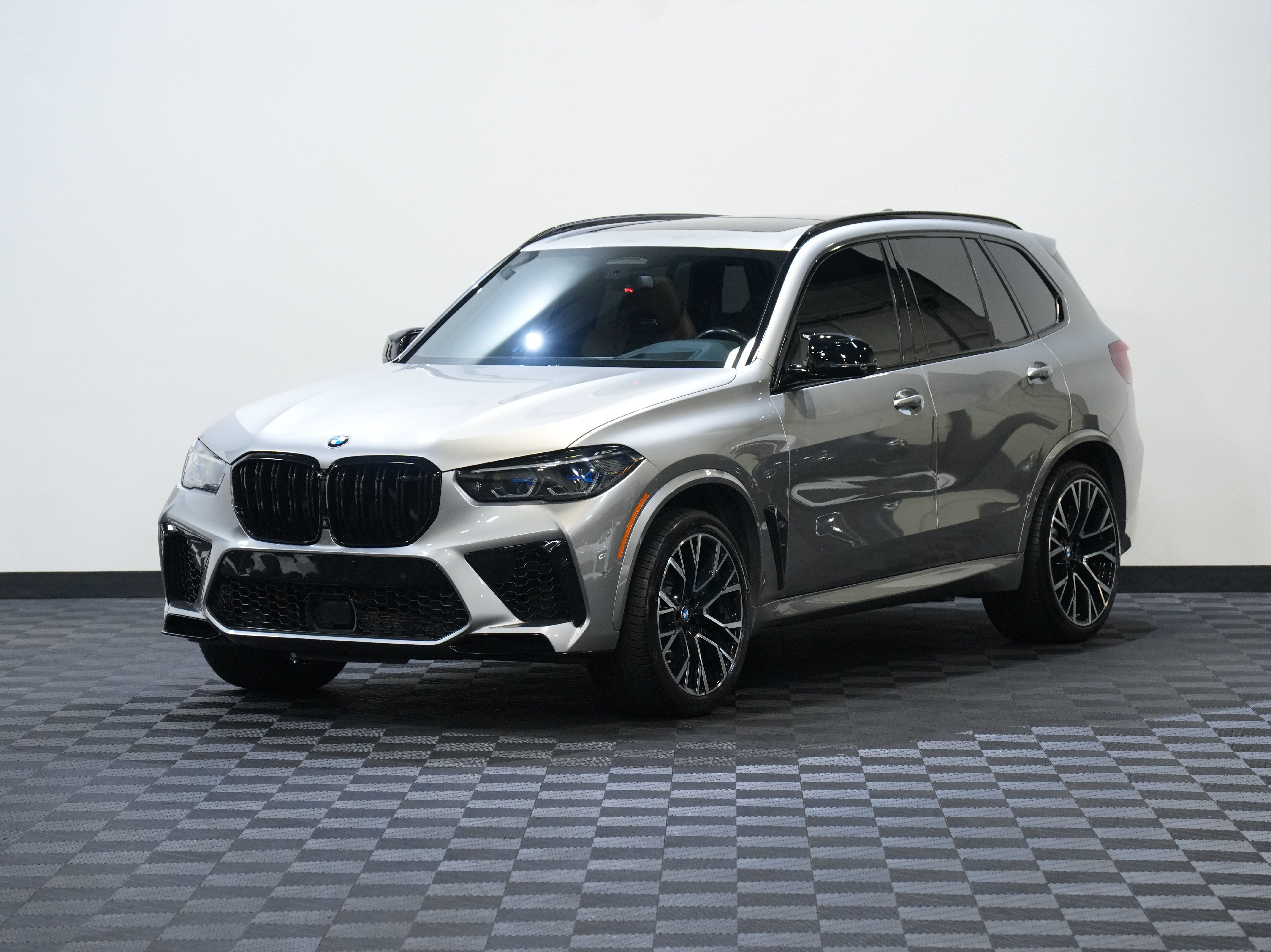 Used 2022 BMW X5 M w/ Competition Package 2 AWD/4WD image 3