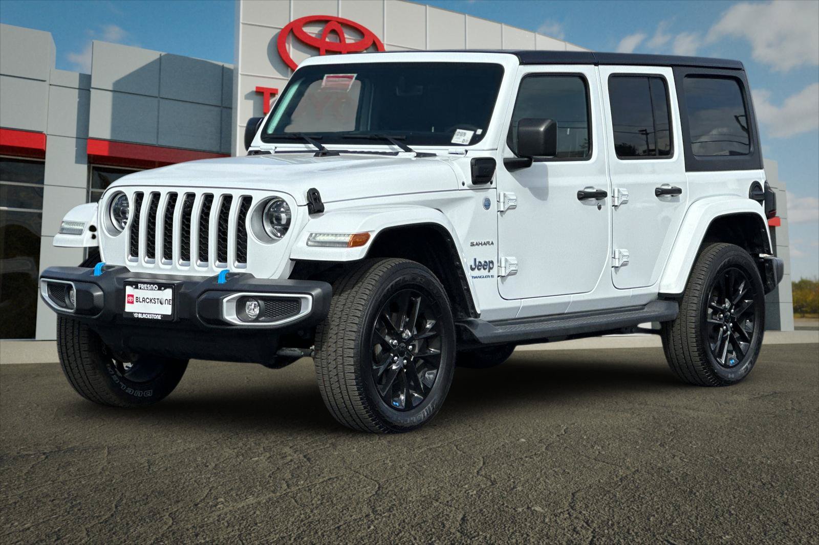 Used 2023 Jeep Wrangler Unlimited Sahara w/ Dual Top Group AWD/4WD image 7
