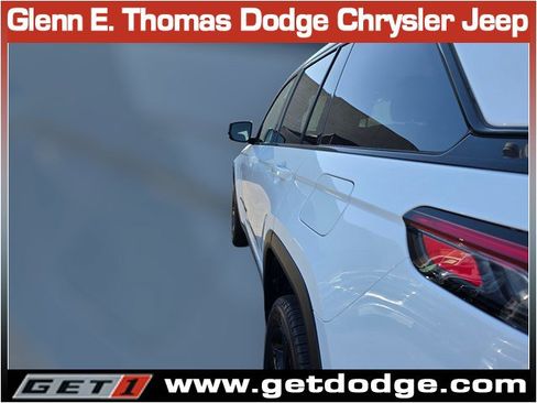 Used 2023 Jeep Grand Cherokee Limited w/ Black Appearance Package image 12