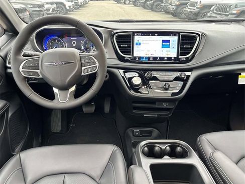 New 2026 Chrysler Pacifica Select image 10