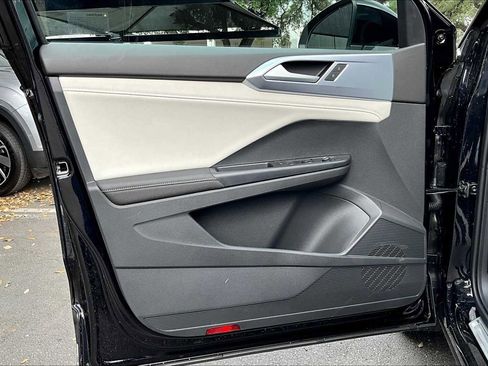 New 2025 Volkswagen Taos SE FWD image 10