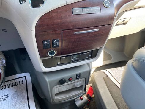 Used 2013 Toyota Sienna Limited w/ Premium Pkg FWD image 18