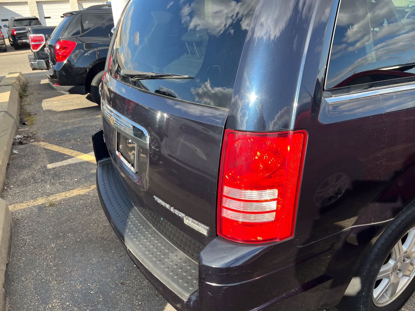 Used 2010 Chrysler Town & Country Touring w/ Entertainment Group #2 FWD image 13