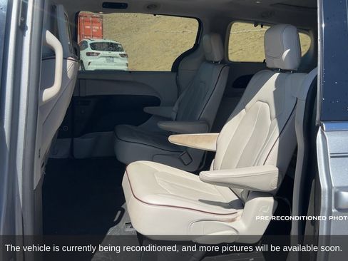 Used 2017 Chrysler Pacifica Limited w/ UConnect Theater Package FWD image 12
