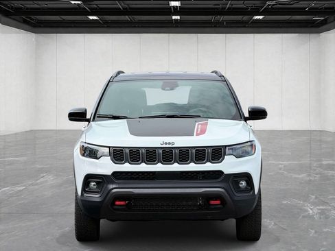 Used 2025 Jeep Compass Trailhawk AWD/4WD image 2