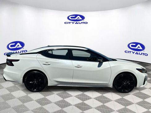 Used 2023 Nissan Maxima SR w/ Sport Mat Group FWD image 2