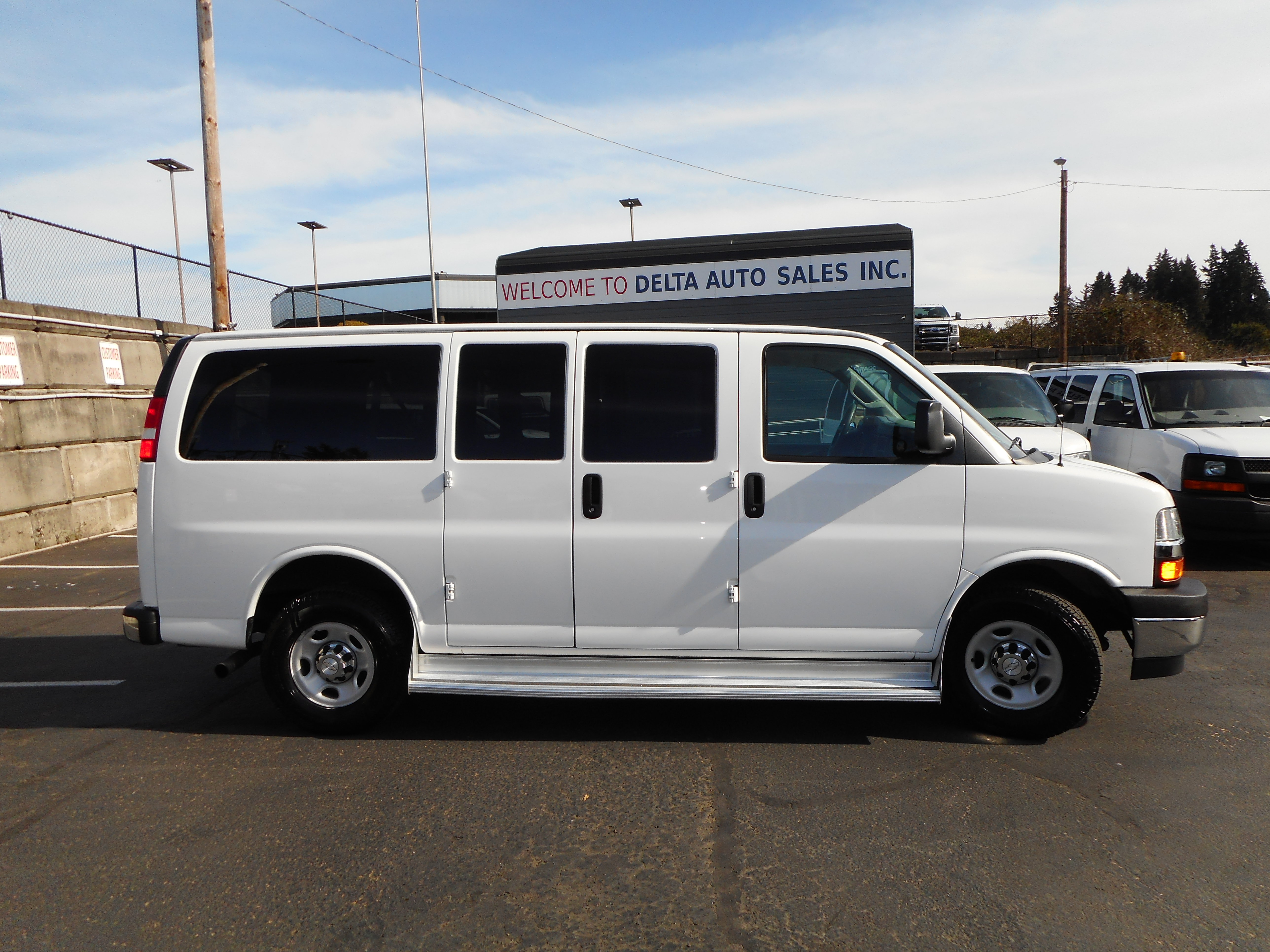Used 2017 Chevrolet Express 3500 LT w/ LT Preferred Equipment Group RWD image 7