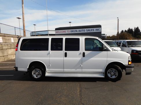 Used 2017 Chevrolet Express 3500 LT w/ LT Preferred Equipment Group image 7