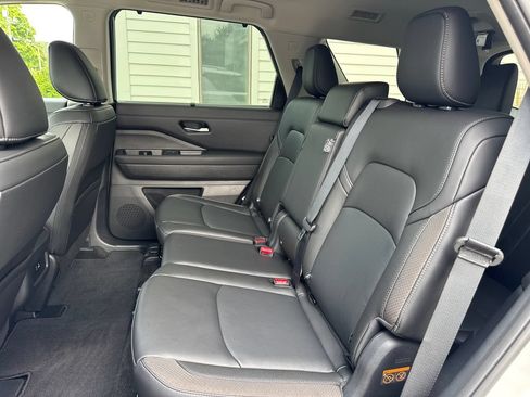 Used 2025 Nissan Pathfinder SL AWD/4WD image 24