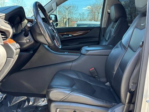 Used 2019 Cadillac Escalade ESV Luxury w/ LPO, Radiant Package AWD/4WD image 10