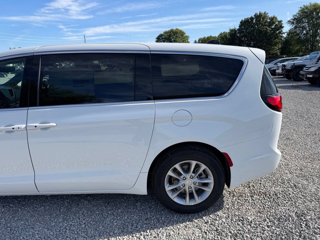 New 2027 Chrysler Pacifica Select FWD image 28