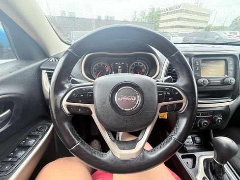 Used 2018 Jeep Cherokee Latitude w/ Altitude Package FWD image 14