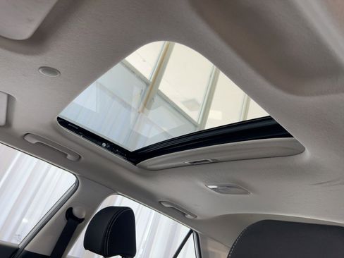 Used 2022 Hyundai Venue SEL image 16