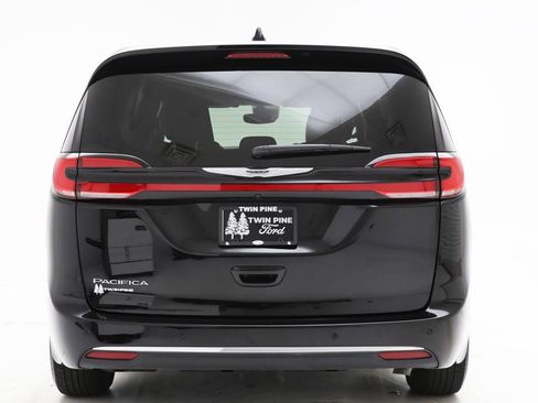 Used 2025 Chrysler Pacifica Select image 7