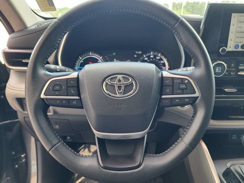 Used 2023 Toyota Highlander XLE AWD/4WD image 20